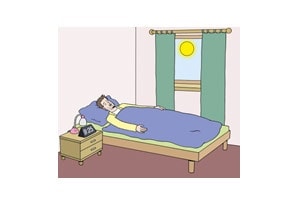Illustration: Ein Mann liegt tagsüber im Bett und schläft. Durch das Fenster sieht man die Sonne scheinen.