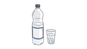 Illustration: Eine Wasserflasche mit einem gefüllten Wasserglas.