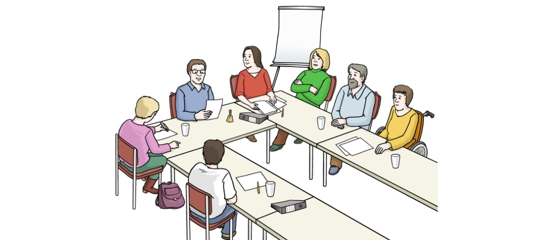 Illustration: Eine Mitarbeitersitzung mit sieben Mitarbeitenden an einem Tisch in U-Formation. Auf dem Tisch liegen Blätter, Stifte, Aktenordner. Im Raum steht ein Flipchart.