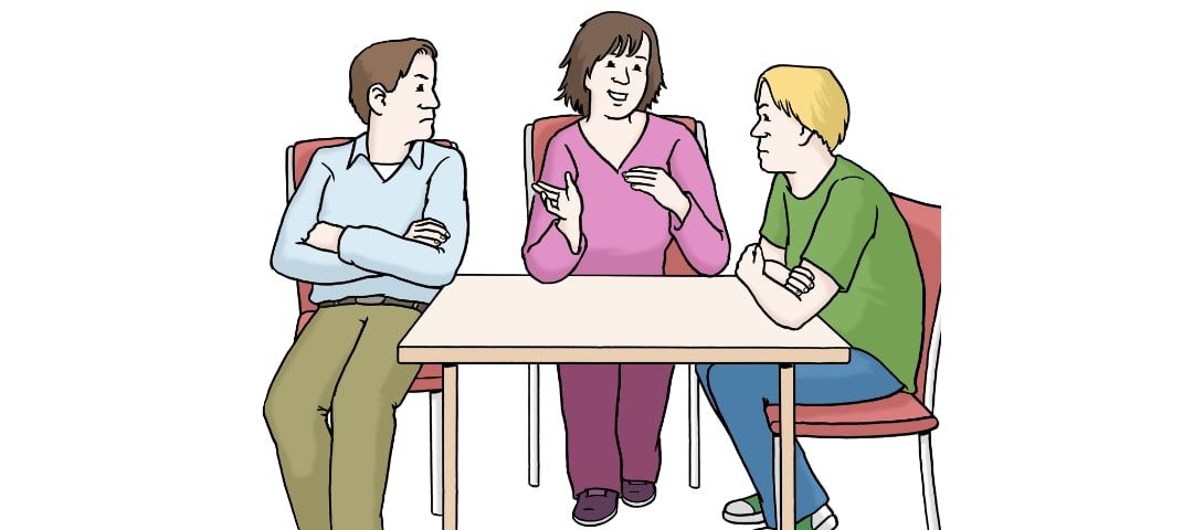 Illustration: Drei Personen, zwei Männer und eine Frau, sitzen an einem Tisch. Die Männer befinden sich in einem Konflikt und die Frau schlichtet den Konflikt mit einer diplomatischen Geste.