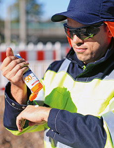 Sonnencreme schützt Arbeiterinnen und Arbeiter bei hoher UV-Strahlung im Sommer.