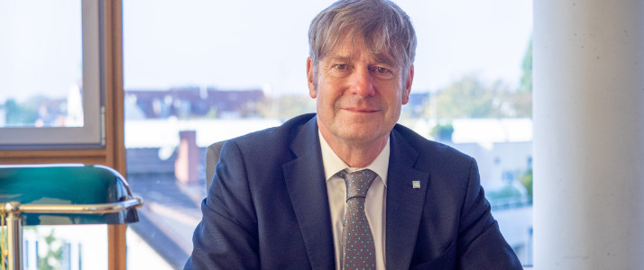 Dr. Christian Felten, Geschäftsführer der Bundesarbeitsgemeinschaft für Sicherheit und Gesundheit bei der Arbeit (Basi) lächelt in die Kamera.