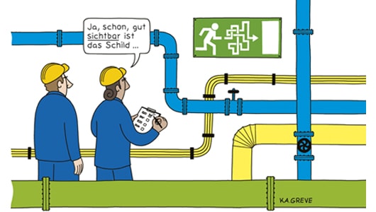Der Cartoon zeigt zwei Personen in blauer Arbeitskleidung und gelbem Schutzhelm. Die rechte Person hat ein Klemmbrett mit einer Checkliste und einen Stift in den Händen. Sie blicken auf Rohre und ein Rettungswegeschild, das auf einen Notausgang hinweist. Der auf dem Schild beschriebene Weg führt durch ein Labyrinth.