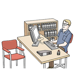 Ein Mann sitzt an einem Schreibtisch im Büro und arbeitet am Bildschirm. Auf dem Schreibtisch steht ein Computerbildschirm, eine Tastatur, ein Stempel sowie ein Aktenordner. Im Hintergrund steht ein Regal mit vielen Ordnern.