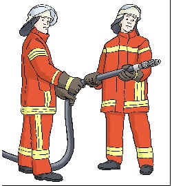 Zwei Feuerwehrmänner stehen in Feuerschutzkleidung und einem Wasserschlauch in der Hand bereit zum löschen da.