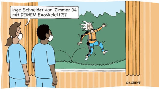 Cartoon mit zwei Personen, die in einem Zimmer an einem großen Fenster stehen und von hinten zu sehen sind. Beide tragen hellblaue Kleidung und weiße medizinische Masken. Sie schauen nach draußen. Dort ist eine ältere Person mit weißen, langen Haaren zu sehen, die über eine Wiese hüpft. Sie trägt ein Exoskelett. Über der linken Person im Raum steht eine Sprechblase mit dem Text: „Inge Schneider von Zimmer 34 mit deinem Exoskelett?“