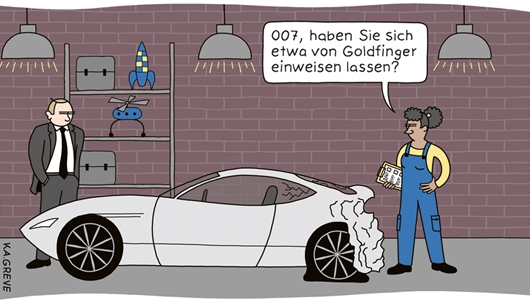 James Bond steht in der Werkstatt vor seinem Sportwagen und schaut gekränkt. Am Heck steht eine Sicherheitsbeauftragte und prüft die Dellen, die offensichtlich von einem Unfall stammen. Sie sagt "007, haben Sie sich etwa von Goldfinger einweisen lassen?"