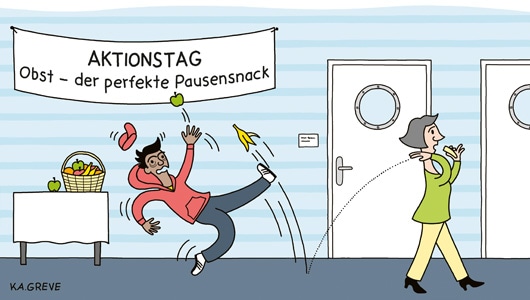 Der Cartoon zeigt einen Flur. Rechts im Bild steht ein Stand mit einem Obstkorb, über dem ein Banner hängt: „Aktionstag, Obst – der perfekte Pausensnack“. Rechts im Bild sind zwei Türen. Eine Frau mit grauen Haaren, sattem grünen Oberteil und einer blassen grünen Hose wirft eine Banane hinter sich auf den Boden. Einer Person mit kurzen schwarzen Haaren, einem roten Hoodie und einer dunkelblauen Hose rutscht auf der Banane aus. Das rote Basecap und ein grüner Apfel fliegen in die Luft.