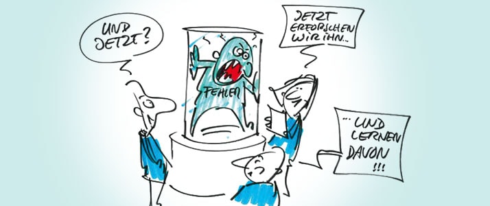 Cartoon mit drei Personen, die um eine vierte Person herumstehen. Sie befindet sich in einem transparenten Zylinder, welcher auf einem Sockel steht. Die drei Personen blicken belustigt zu der Person im Zylinder, welche mit sehr hasserfülltem Blick schreit und die Arme gegen die Innenwand presst. Auf dem Oberkörper der Person im Zylinder steht das Wort „Fehler“. Über den Personen außerhalb des Zylinders schweben drei Sprechblasen mit Text: „Und jetzt?“, „Jetzt erforschen wir ihn…“, „...und lernen davon!!!“.