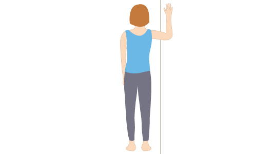 Eine Person streckt ihren Arm im 90 Grad Winkel an der Wand aus.