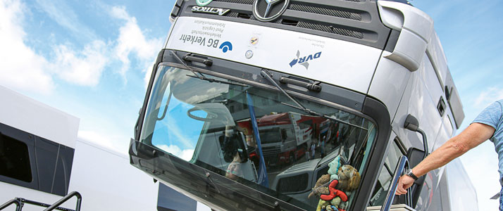 Bei einem Überschlagsimulator hat sich die Lkw-Fahrerkabine auf den Kopf gedreht.