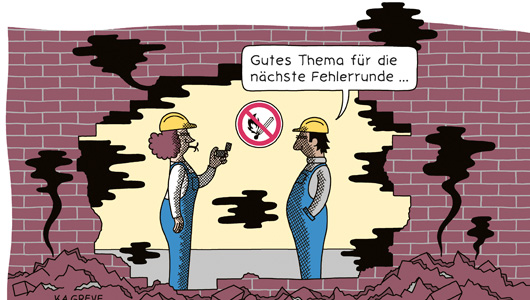 Cartoon zeigt eine Frau und einen Mann, die in einem Raum stehen, in dessen Mauerwerk ein großes Loch gesprengt wurde. An der Wand hinter den Personen hängt ein Feuer-Verbotsschild. Schwarze Rauchwolken steigen nach oben. Die Personen sind voller Rus. Die Frau hält ein Feuerzeug in der Hand. In ihrem Mund steckt eine explodierte Zigarette. Der Mann sagt: „Gutes Thema für die nächste Fehlerrunde…“.