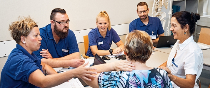 Das Reha-Team der Physikalischen und Rehabilitativen Medizin am BG Klinikum Bergmannstrost Halle halten eine Besprechung ab.
