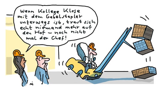 Eine Kollegin spricht mit einem Kollegen. Im HIntergrund ist ein Gabelstapler zu sehen, der von einem Mann gelenkt wird. Der Stapler kippt nach vorn. Eine Kiste ist bereits heruntergefallen, die anderen beiden stehen kurz davor.