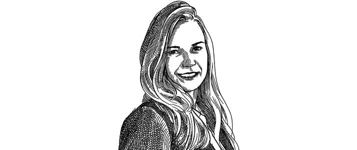Schwarz-Weiß-Porträtzeichnung von Sarah Busse, Fachreferentin der BGHM. Sie hat lange, glatte Haare und lächelt.