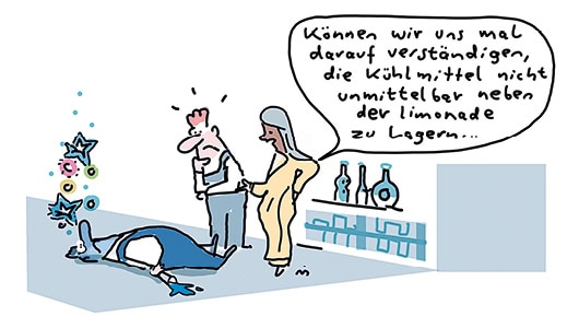 Cartoon von Dirk Meissner. Zwei Personen stehen neben einer Person mit blauem Gesicht, die auf dem Boden liegt, neben ihr ein verschütteter Becher mit blauer Flüssigkeit. Die Person im gelben Kleid sagt: Können wir uns mal drauf verständigen, die Kühlmittel nicht unmittelbar neben der Zitronenlimonade zu lagern?