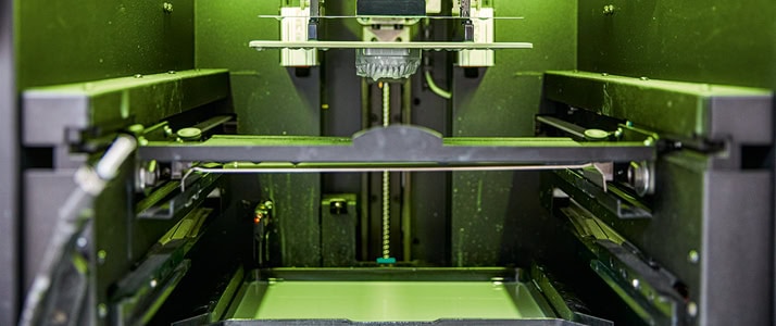 Ein Gebiss in einem 3-D-Drucker bei Puchmayr Dentaltechnik.