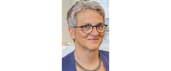 Porträt von Dr. Annette Kolk. Sie hat kurze graue Haare und trägt eine Brille.