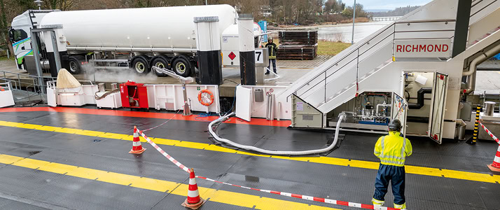 Das Foto zeigt die abgesicherte Betankungssituation: Blick von der Fährrampe auf einen Bereich, der mit Absperrband und Pylonen markiert ist.