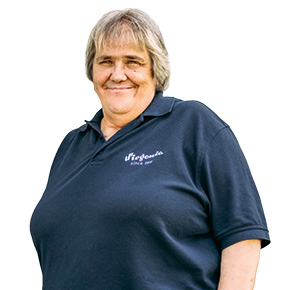 Beate Schmahl hat kurze Haare und trägt ein blaues Poloshirt.