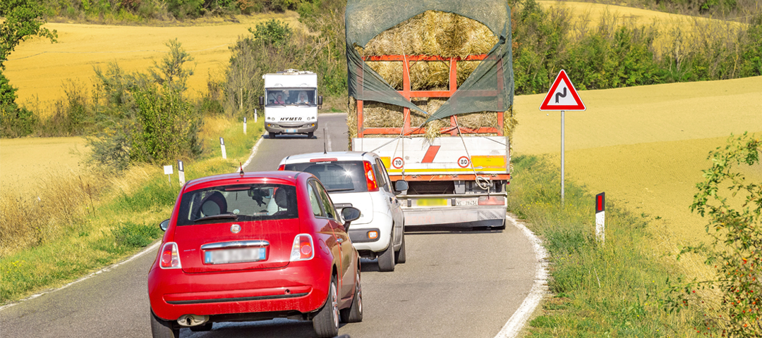 Auf Landstraßen fahren verschiedene Verkehrsteilnehmende eng beieinander. Schnelles Fahren und gefährliche Überholmanöver führen zu tödlichen Unfällen.