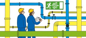Der Cartoon zeigt zwei Personen in blauer Arbeitskleidung und gelbem Schutzhelm. Die rechte Person hat ein Klemmbrett mit einer Checkliste und einen Stift in den Händen. Sie blicken auf Rohre und ein Rettungswegeschild, das auf einen Notausgang hinweist. Der auf dem Schild beschriebene Weg führt durch ein Labyrinth.