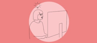 Eine Sicherheitsbauftragte sitzt am Computer. Über ihrem Kopf schwebt eine leuchtende Glühbirne