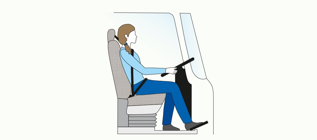 Illustration einer Frau, die entspannt und bequem in einem Fahrzeug am Steuer sitzt. Ihr Fuß liegt auf dem Gaspedal, ihre Hände befinden sich am Lenkrad. Der Sitz ist gut gepolstert und abgefedert.