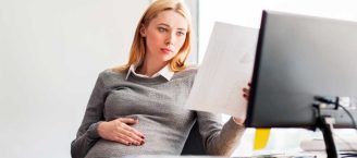 Schwangere Beschäftigte müssen bei der Arbeit bei der Gefährdungsbeurteilung berücksichtigt werden.