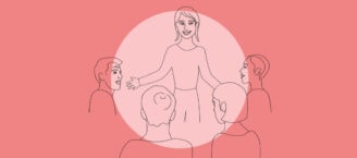 Schwarz-Weiß-Zeichnung von fünf Personen, die im Kreis stehen. Alle schauen auf eine Person mit halblangen Haaren, die mit ausgebreiteten Armen spricht.