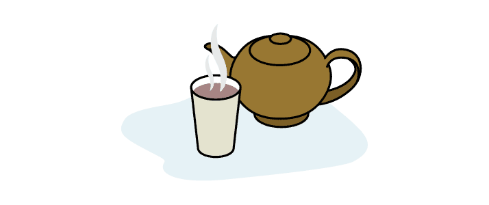 Eine Teekanne und ein Becher in dem ein Getränk dampft.